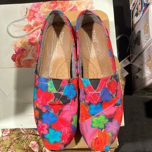 EUC TOMS CLASSICS IN DARK FLORAL
